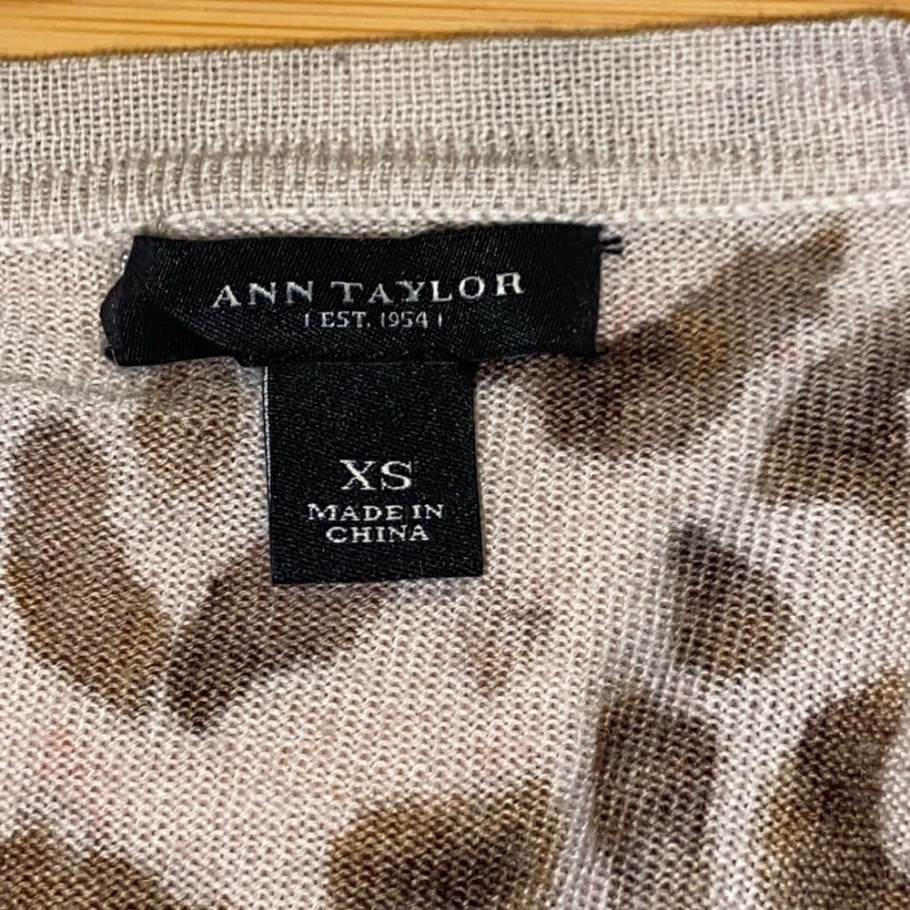 Ann Taylor Leopard Print Cardigan XS 100% Merino Wool Button Front Lightweight - Picture 7 of 8